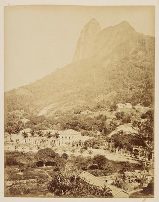 Largo dos Leões e o Corcovado ao fundo