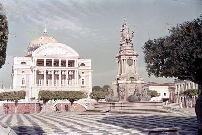 Monumento à abertura dos portos às nações amigas e Teatro Amazonas (ao fundo)