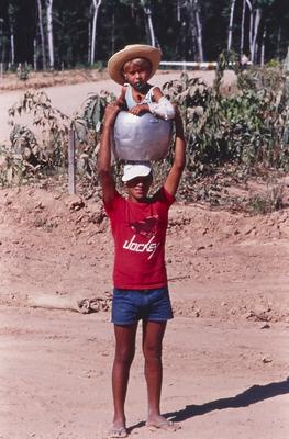 Homem com criança nos ombros