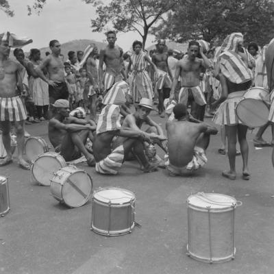 Desfile de blocos no Banho de Mar à Fantasia