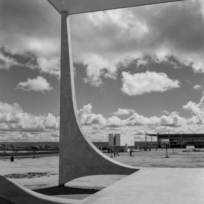 Supremo Tribunal Federal, ao fundo o Museu Histórico de Brasília e o Palácio do Planalto