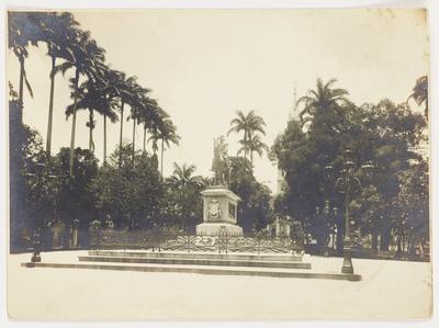 Monumento em homenagem a Duque de Caxias