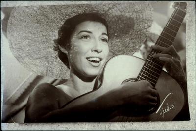 Inezita Barroso com o violão (reprodução)