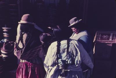 Mulheres em uma loja de chapéus