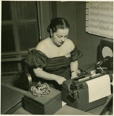 Linda Batista com máquina datilográfica