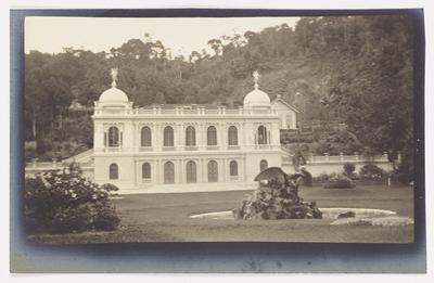 Palácio Amarelo, em primeiro plano o Chafariz da Águia.