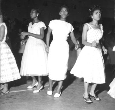 Mulheres sambando no ensaio na Mangueira