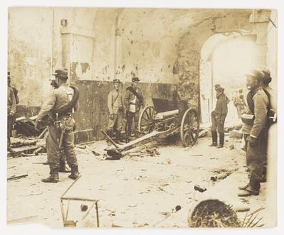 Revolta Naval - outra entrada para o Batalhão Naval, onde os revoltosos assentaram um canhão