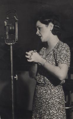 Violeta Coelho Netto de Freitas ao microfone