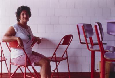 Mulher não identificada em lanchonete