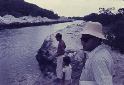 Vila de pescadores no litoral sul, próximo ao Quilombo de Sibaúma. Em primeiro plano, o jornalista Talvani Guedes da Fonseca