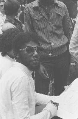 Moacyr, desenhista na Feira Hippie