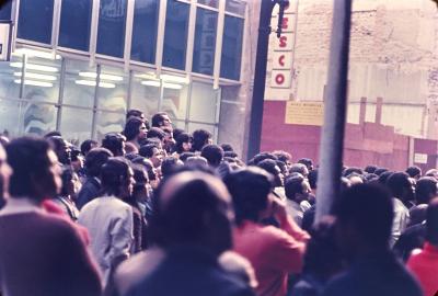 Espectadores assistem ao jogo da Copa do Mundo FIFA