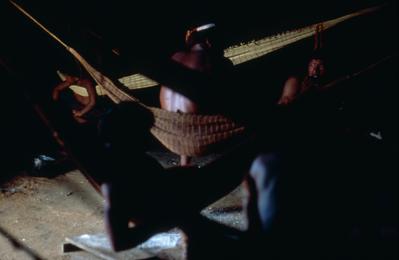 Série Xingu - Homens de povo não identificado no interior de maloca