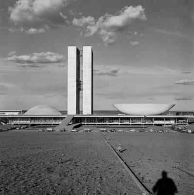 Congresso Nacional, vendo-se a sombra do fotógrafo Marcel Gautherot