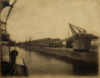 Vista do cais com o guindaste de 24 toneladas