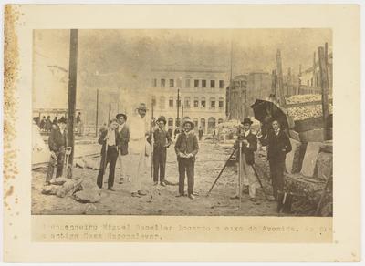 Construção da Avenida Central - entre os presentes, o engenheiro Miguel Bacellar preparando o nivelamento dos terrenos