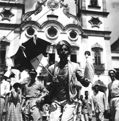 Passista de frevo no carnaval de rua em frente à Igreja Matriz do Santíssimo Sacramento de Santo Antônio