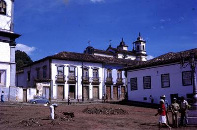 Sobrados e Igreja Nossa Senhora do Carmo (ao fundo)