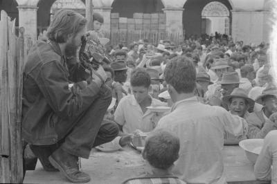 Jorge Bodanzky filmando para reportagem sobre o mito do Divino