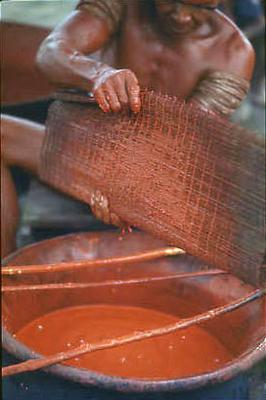 Série Xingu - Homem do povo Mehinako prepara a pasta de urucum