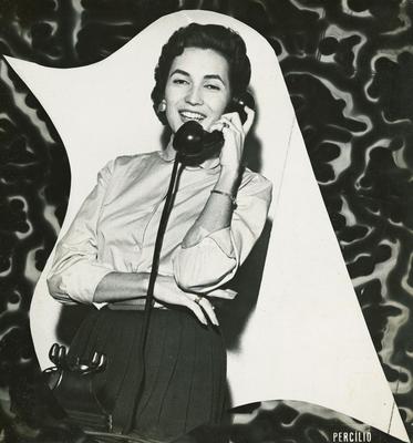 Dóris Monteiro ao telefone