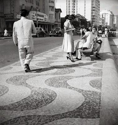 Brotinho Ivanira e grupo de moças no calçadão de Copacabana, vendo-se ao fundo o cinema Rian
