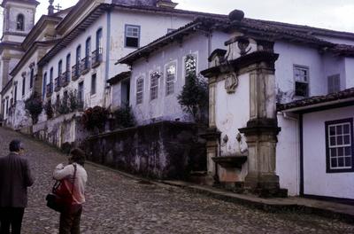 Chafariz, casario e Igreja de São Francisco de Assis (ao fundo)