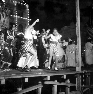 Desfile do bloco Vassourinhas em frente ao prédio do Diário de Pernambuco