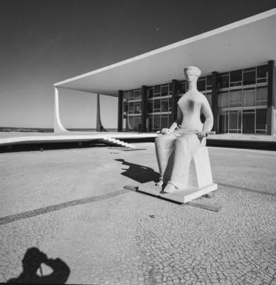 "A Justiça", escultura de Alfredo Ceschiatti, vendo-se a sombra do fotógrafo Marcel Gautherot