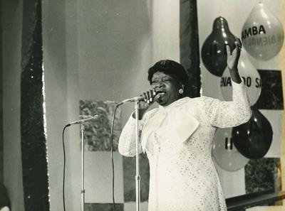 Clementina de Jesus ao microfone