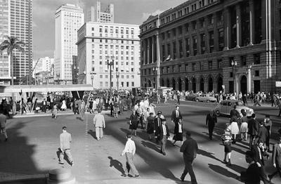 Viaduto do Chá a partir da praça Ramos Azevedo
