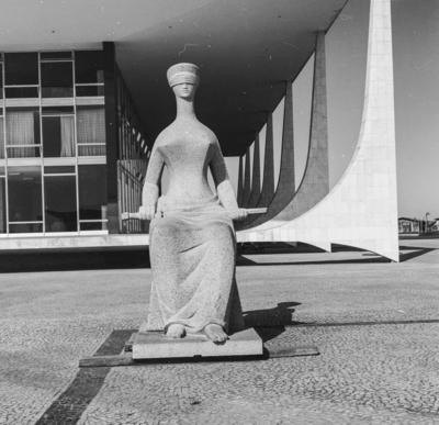 "A Justiça", escultura de Alfredo Ceschiatti