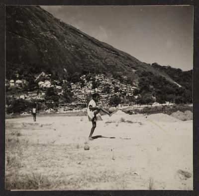 Panoramas, favela, com menino jogando futebol