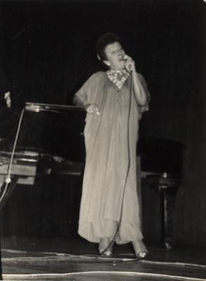 Elizeth Cardoso ao microfone