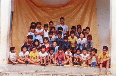 Alunos da escola rural com o professor Celso Oliveira