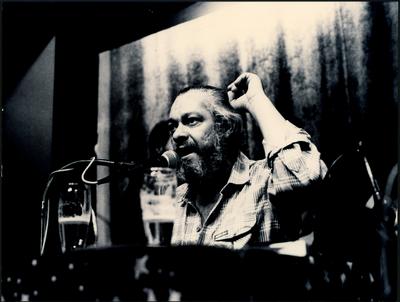 Paulo César Pinheiro ao microfone