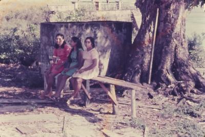 Mulheres nas proximidades do Rio Negro