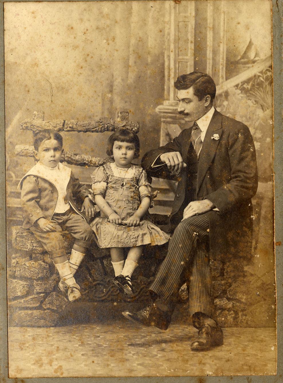 André Filho com a irmã e o pai