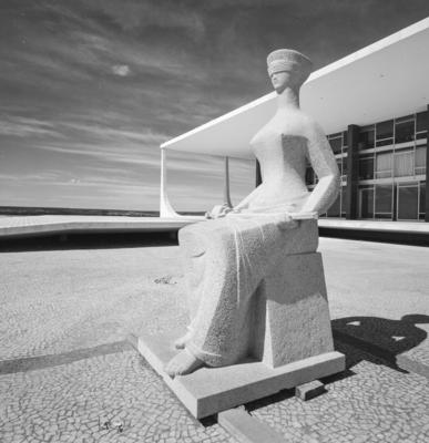 "A Justiça", escultura de Alfredo Ceschiatti