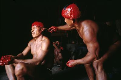 Série Xingu - Cuyaparé pinta o corpo com pasta de urucum