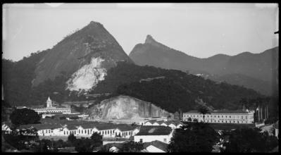 Vista do bairro de Laranjeiras; tomada da Rua Conde de Avelar
