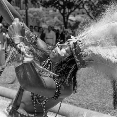 Carnaval de rua - bloco com pessoas utilizando fantasias de inspiração indígena