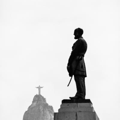 Panoramas, Monumento ao Almirante Marquês de Tamandaré com Corcovado ao fundo