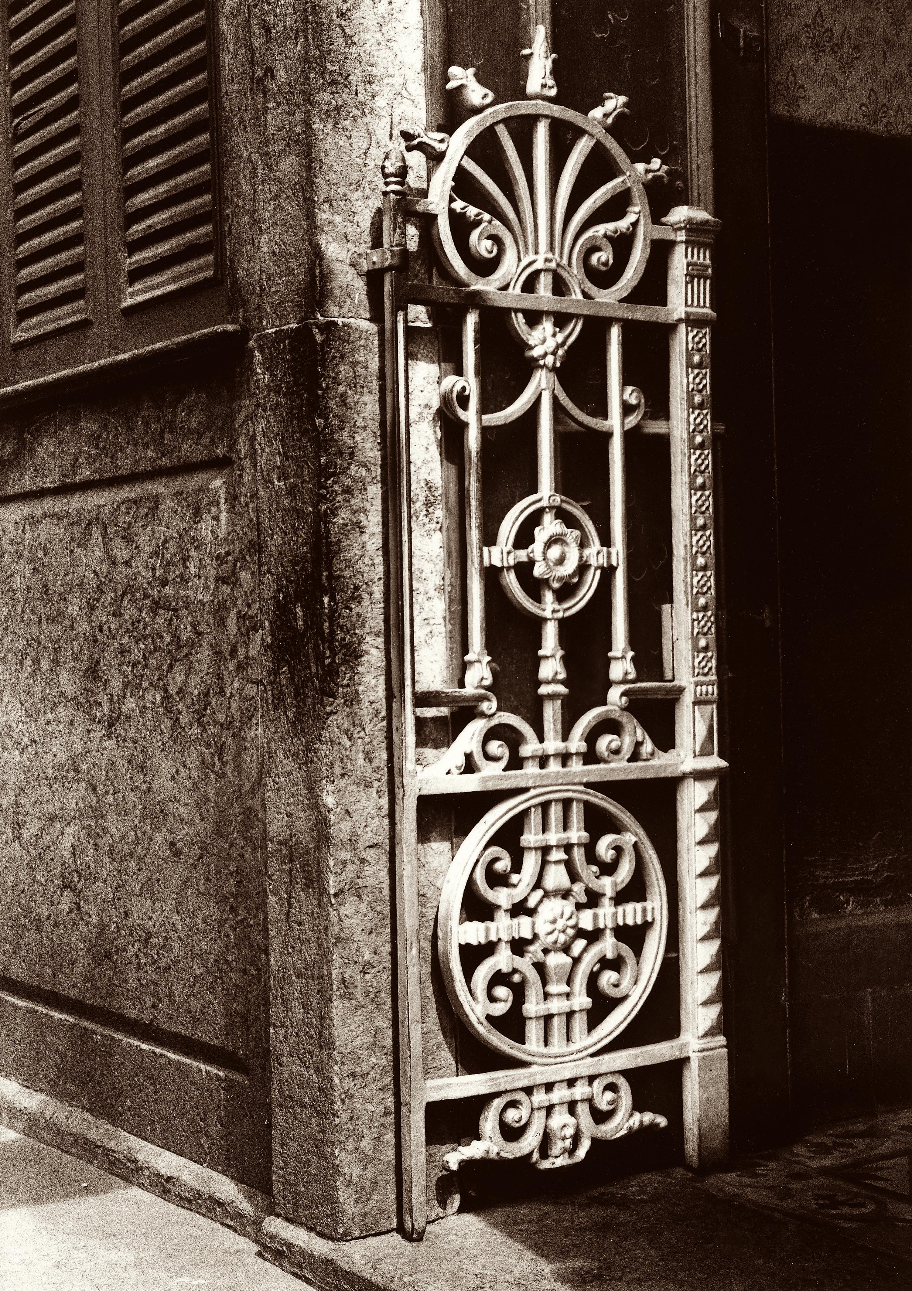 Portão de ferro da entrada da Pensão Hospedagem Londrina