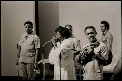 Clementina de Jesus ao microfone