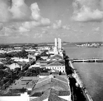 Recife, Rio Capibaribe, Rua da Aurora, ao fundo a ponte Santa Isabel e o Edifício Capibaribe