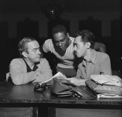 Vinícius de Moraes e atores da peça "Orfeu da Conceição"