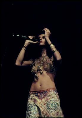 Maria Bethânia ao microfone