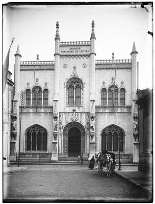 Real Gabinete Português de Leitura, na rua Luís de Camões. À direita, os fundos da Escola Politécnica, atual IFCS/UFRJ